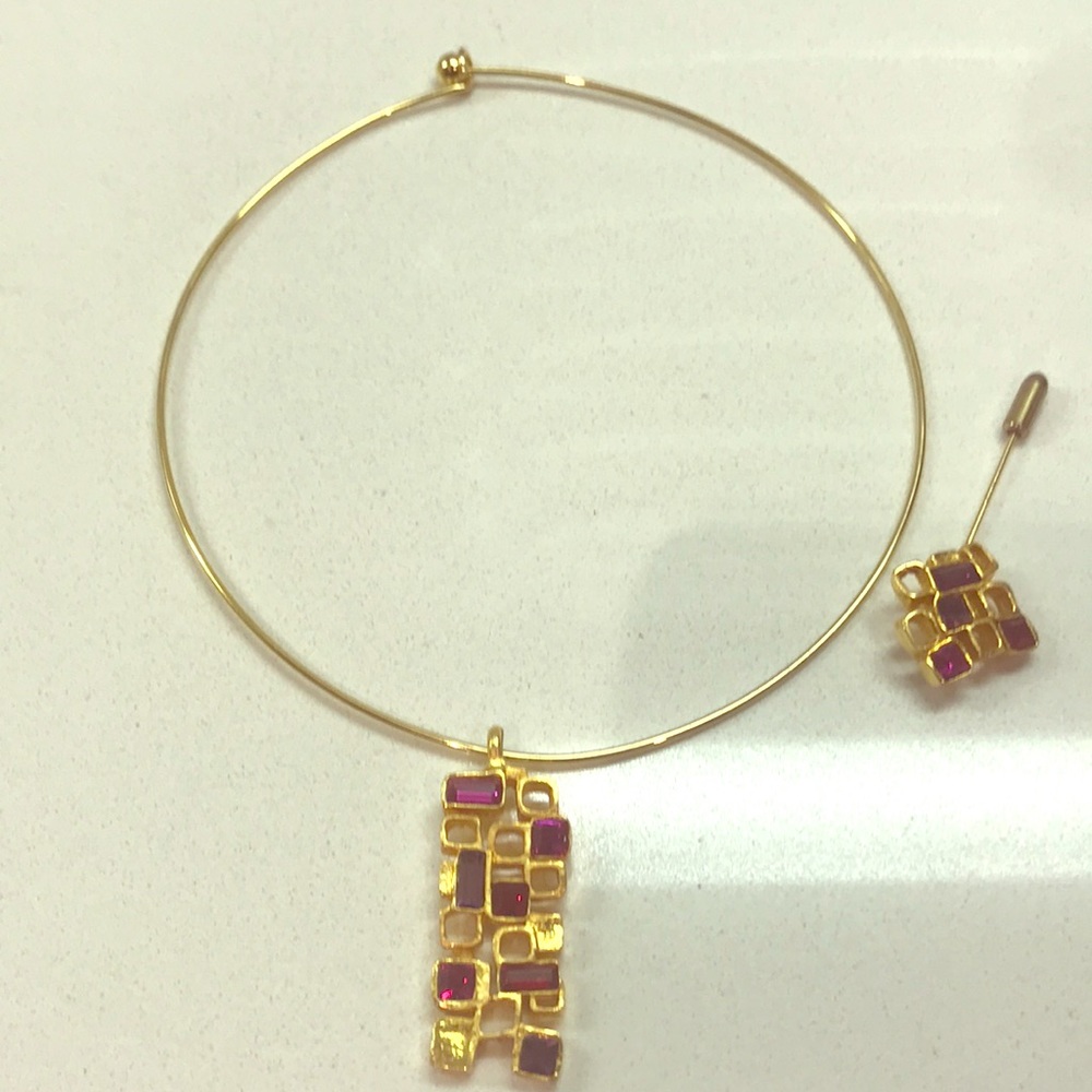 Contemporary Gold Tone Choker Collar & Brooch